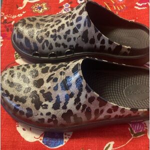 Oofos clogs size 9